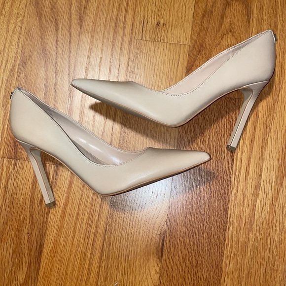 GUESS Women's Seanna Pump - Picture 8 of 10